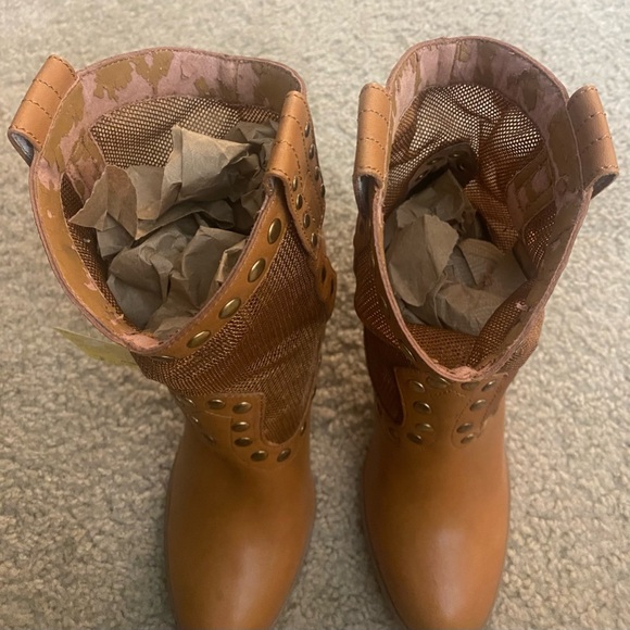 New, BCBG Winston Boots, Tan/Light Brown Leather/Mesh w/ Studded Accents, Sz 6.5 - Picture 13 of 13
